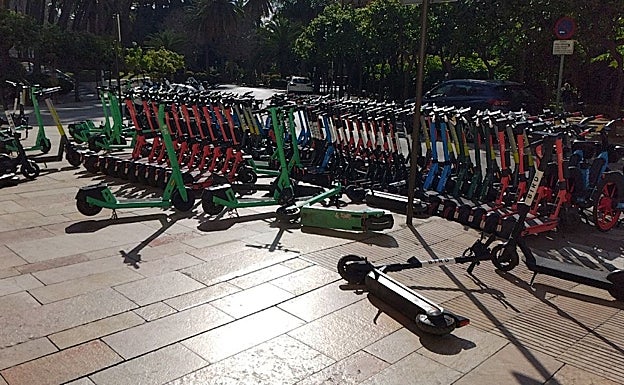 Patinetes apiñados por la falta de aparcamientos. 