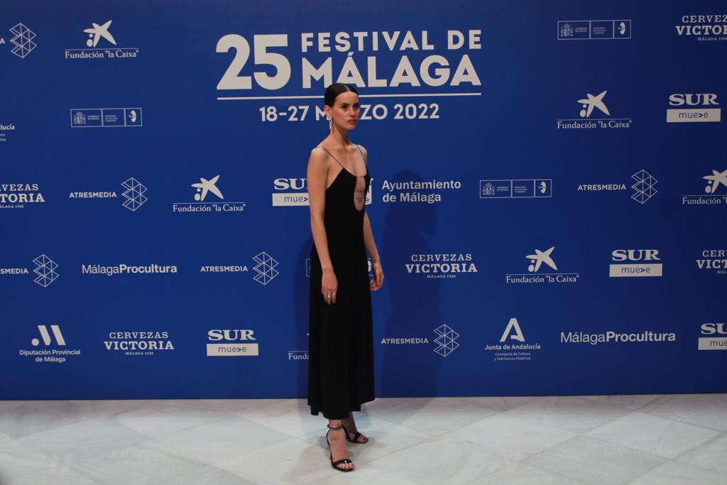 Milena Smit, otra de las premiadas, se rindió una vez más al negro. Sus estilismos han sido de los más rompedores y sonados de esta edición. Para la clausura eligió un sencillo vestido negro con escotazo 'cut out' combinado con sandalias negras. De esos que ni fu ni fa.