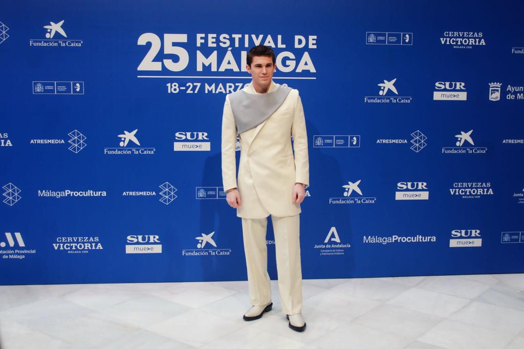 Entre los looks masculinos anoche brilló por méritos propios el de Eric Masip. Elegantísimo con un traje color crema y botas en el mismo tono de Man Concept. 