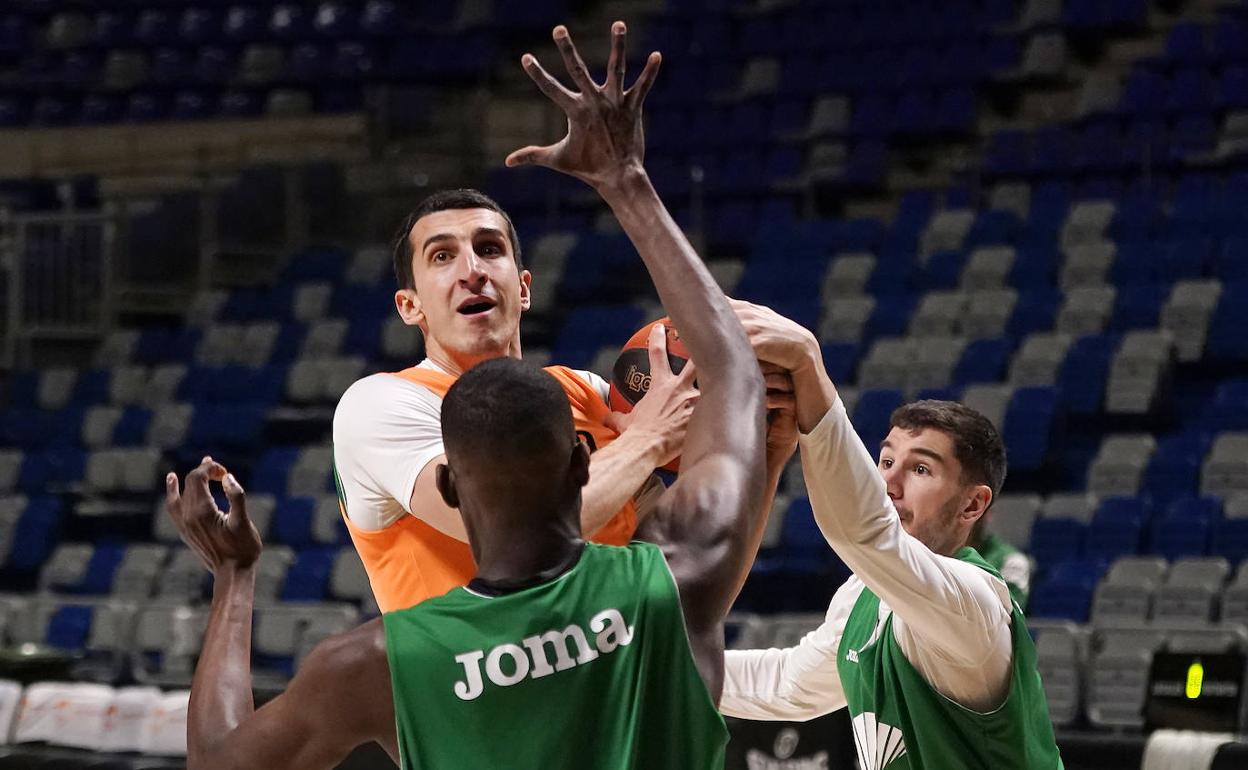 Kravic, junto a Nzosa y Brizuela, en el entrenamiento del viernes. 