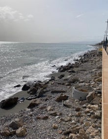 Imagen secundaria 2 - Arriba, el carril cortado en la zona de El Playazo de Nerja, y abajo, dos imágenes de los daños en la torroxeña playa de Ferrara, este sábado. 