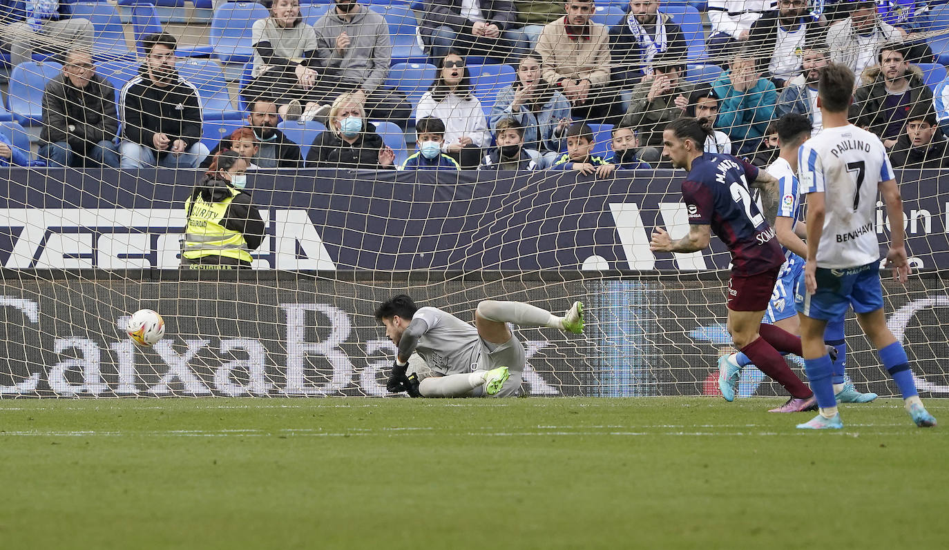 Derrota del Málaga en casa ante el Huesca (0-2). 