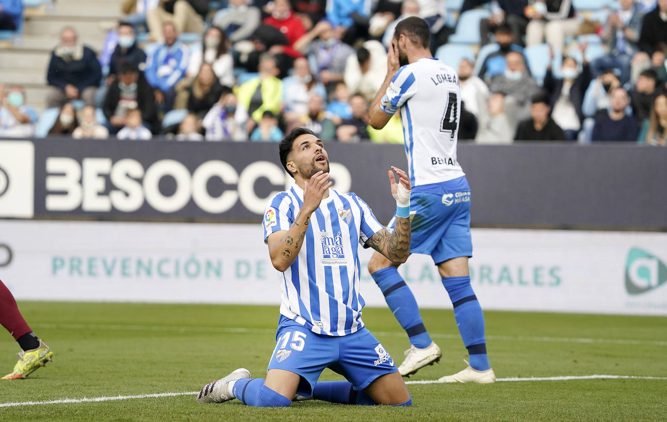 Derrota del Málaga en casa ante el Huesca (0-2). 