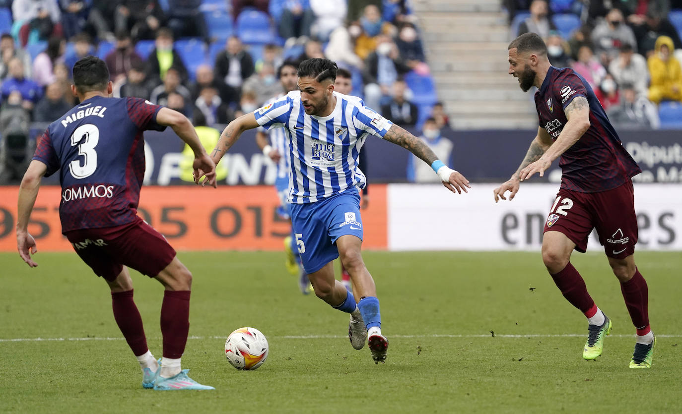 Derrota del Málaga en casa ante el Huesca (0-2). 