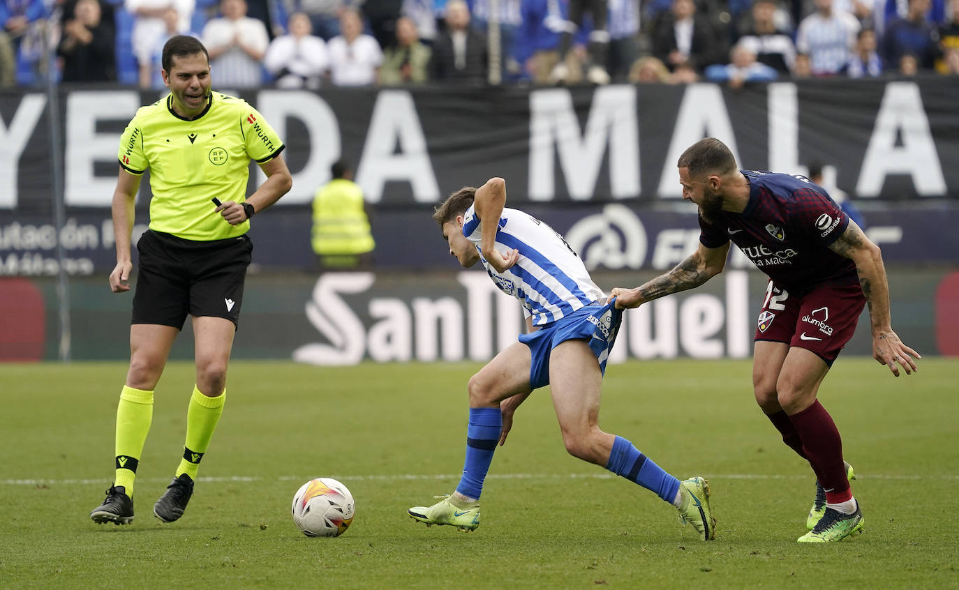 Derrota del Málaga en casa ante el Huesca (0-2). 