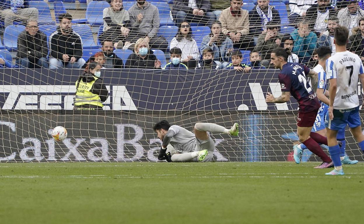 Dani Barrio ve entrar la pelota tras el remate de Mateu en una acción originada por un error garrafal del portero. 