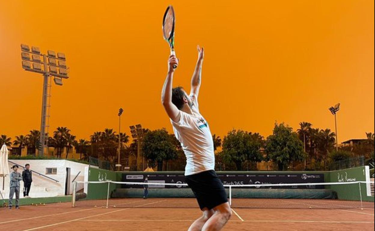 El suizo Stanislas Wawrinka se ejercita en una de las pitas de Puente Romano el jueves. 