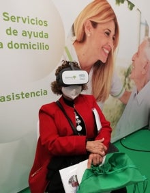 Imagen secundaria 2 - La feria se celebra hasta el miércoles en el vestíbulo de la Facultad de Estudios Sociales y del Trabajo de la UMA. Debajo, un equipo de neurorehabilitación y realidad virtual. 