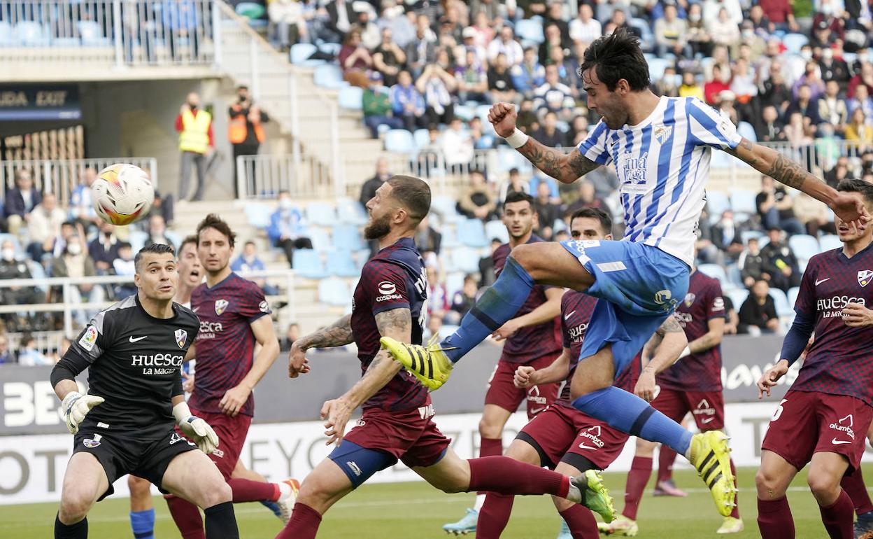 Escassi intenta centrar durante el partido del domingo. 