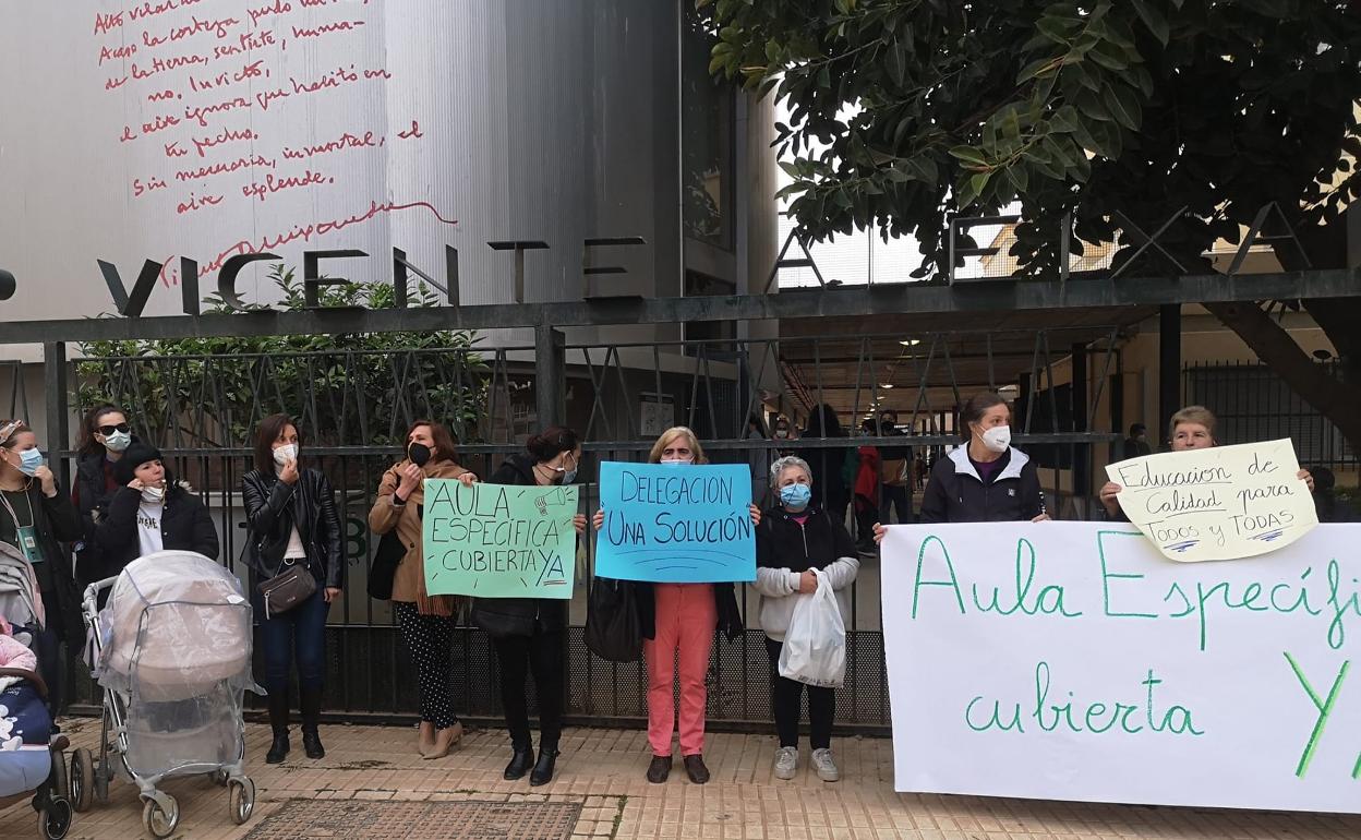 Los progenitores, en su protesta de este lunes a las puertas del colegio de Torre del Mar. 