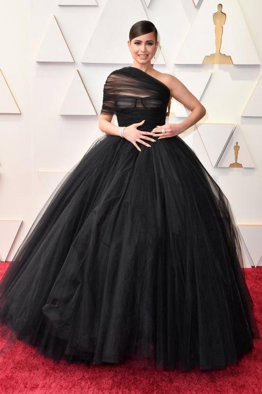 La cantante y actriz Sofia Carson, de Giambattista Valli. 