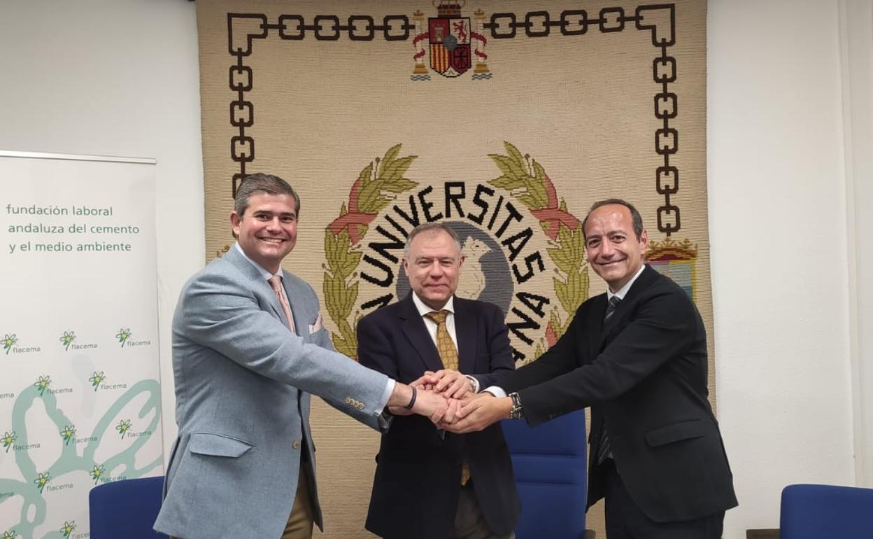 De izquierda a derecha, Manuel Parejo, director general de FLACEMA; Antonio Flores, decano de Ciencias y Tomás Azorín, director de Estrategia y Transformación de HeidelbergCement Hispania. 