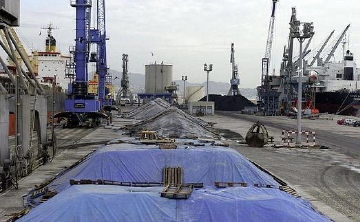 Descarga de mercancías en el Puerto de Málaga. 