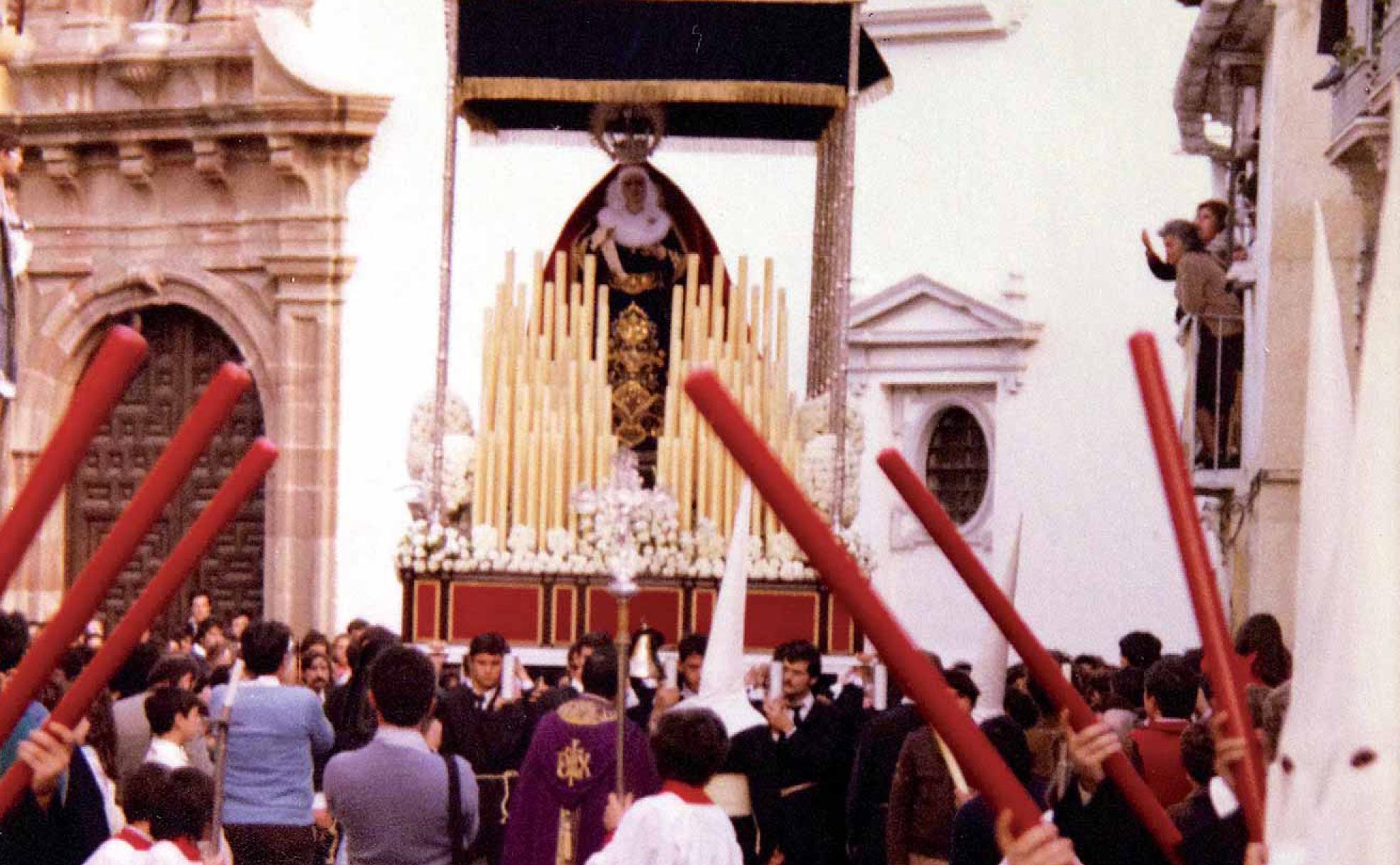 1983. Una de las primeras salidas procesionales de la Virgen de las Angustias cuando recibía culto en la parroquia de San Felipe Neri.