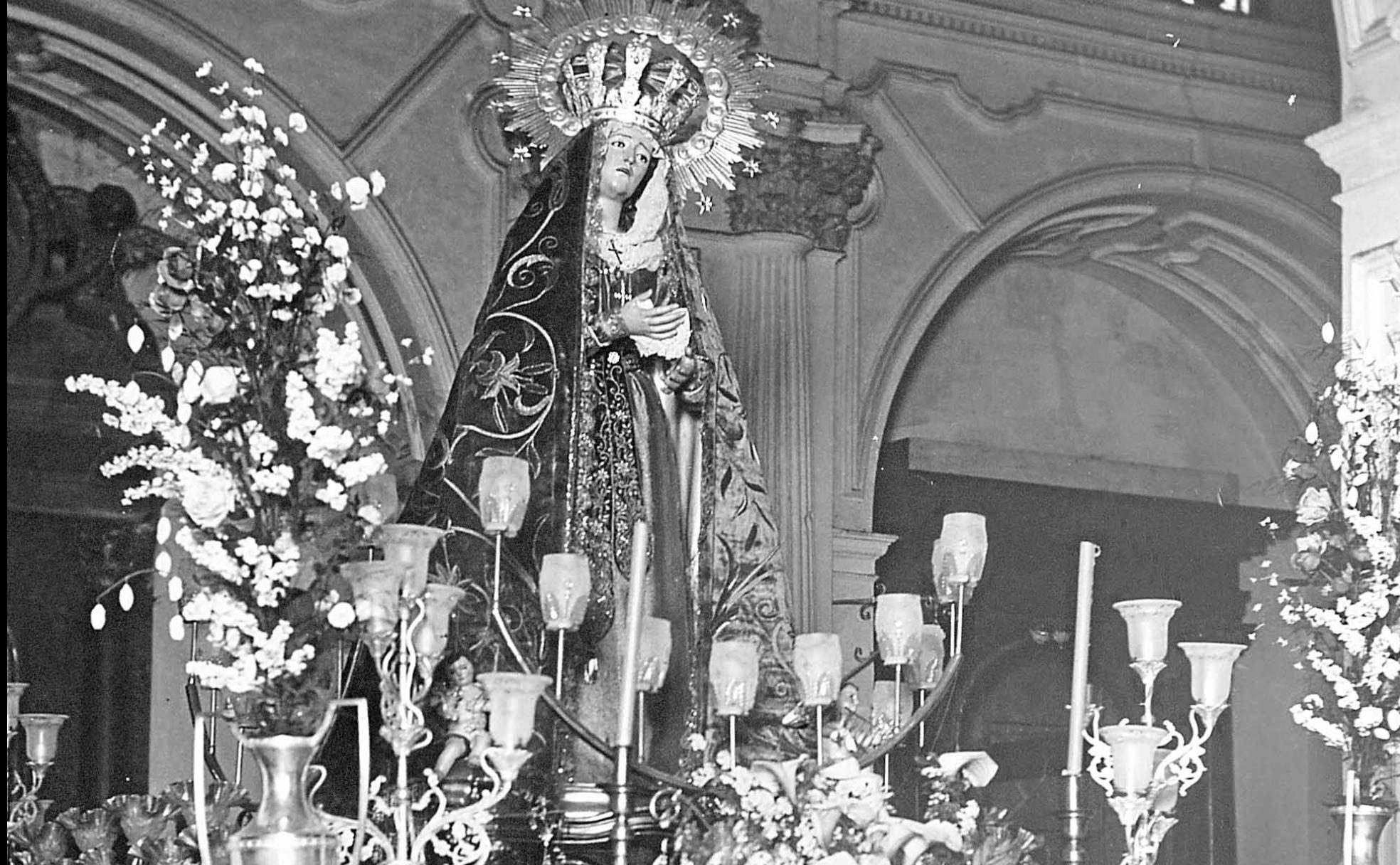 Años 20. La primitiva imagen de la Virgen del Amor, preparada en su trono procesional dentro de la parroquia de Santiago.