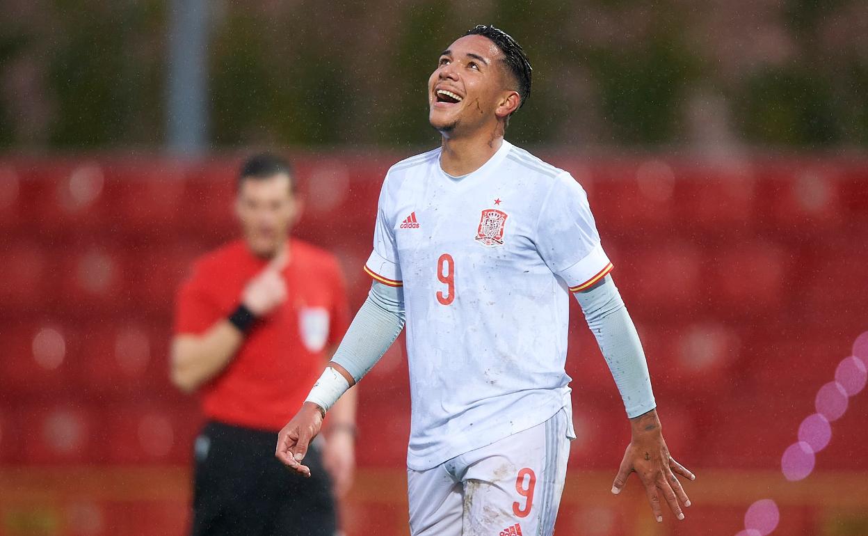 El canterano del Málaga, Loren, en un partido reciente con la selección sub-19.