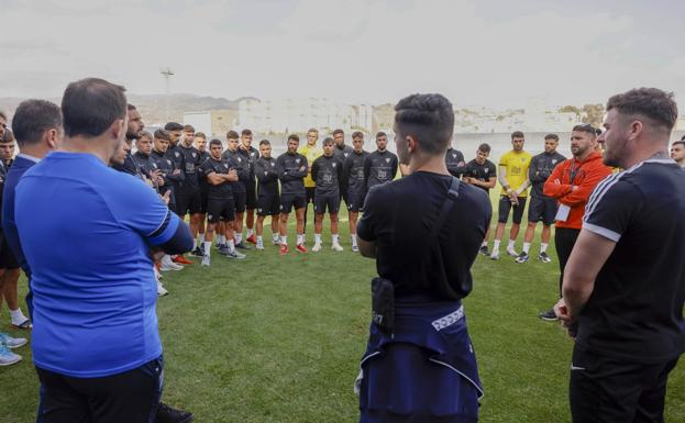 Momento del encuentro entre la plantilla y los aficionados donde también acudieron el director deportivo, Manolo Gaspar, y el administrador judicial, José María Muñoz.