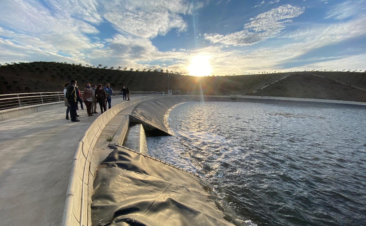 Imagen de la balsa donde se mezclan las aguas regeneradas de la depuradora de Vélez con las del embalse de La Viñuela. 