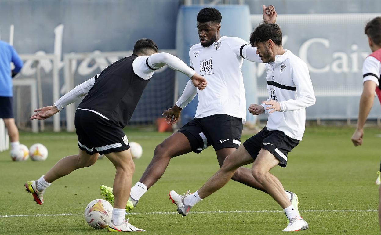 Ramón, Sekou y Jozabed, en el entrenamiento de ayer en La Rosaleda. 