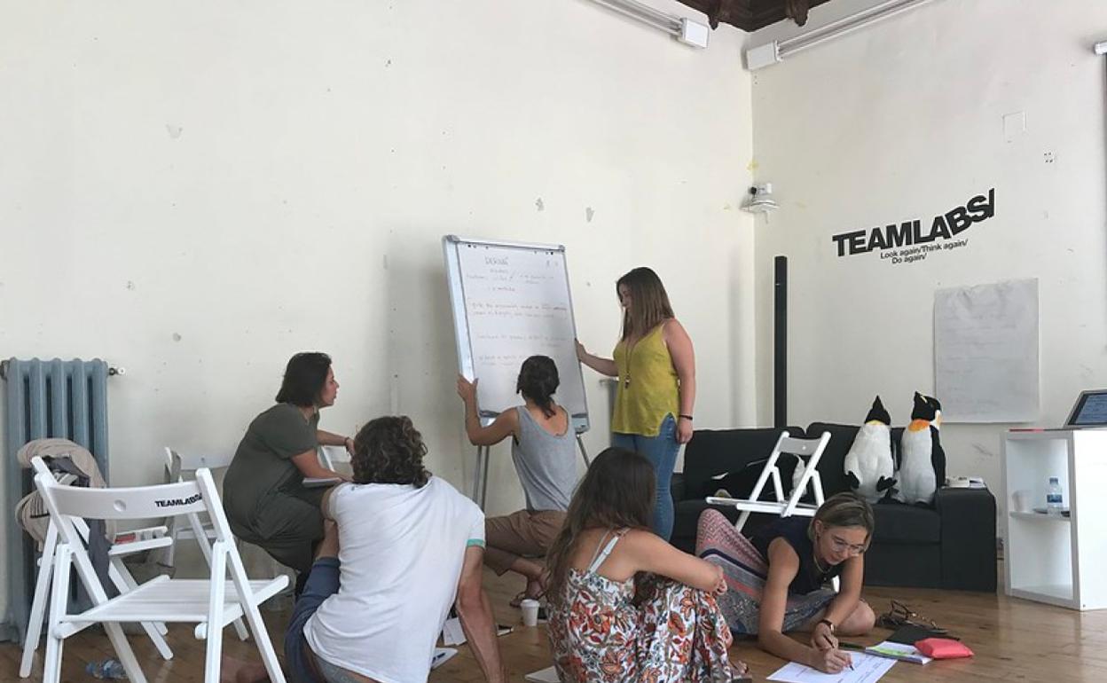 Jóvenes participando en una de las actividades de TeamLabs. 