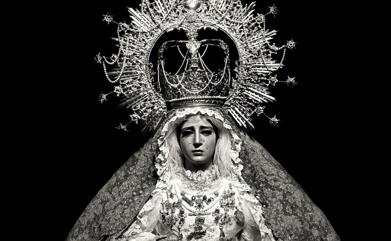 La Virgen ya ataviada para el traslado de este viernes.