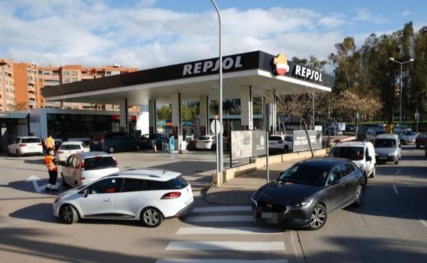 La rebaja de 20 céntimos en los carburantes arranca este viernes con el precio del diésel por encima del de la gasolina