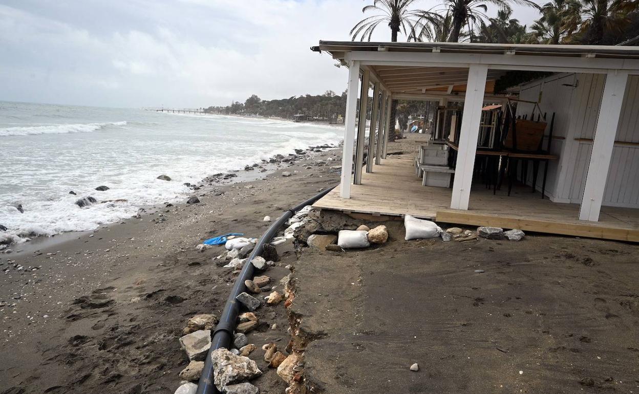 Cara temporal de levante causa graves destrozos en el litoral marbellí. 