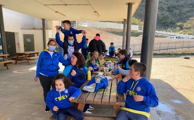 Los jugadores rinconeros, en una merienda de convivencia esta pasada semana. 