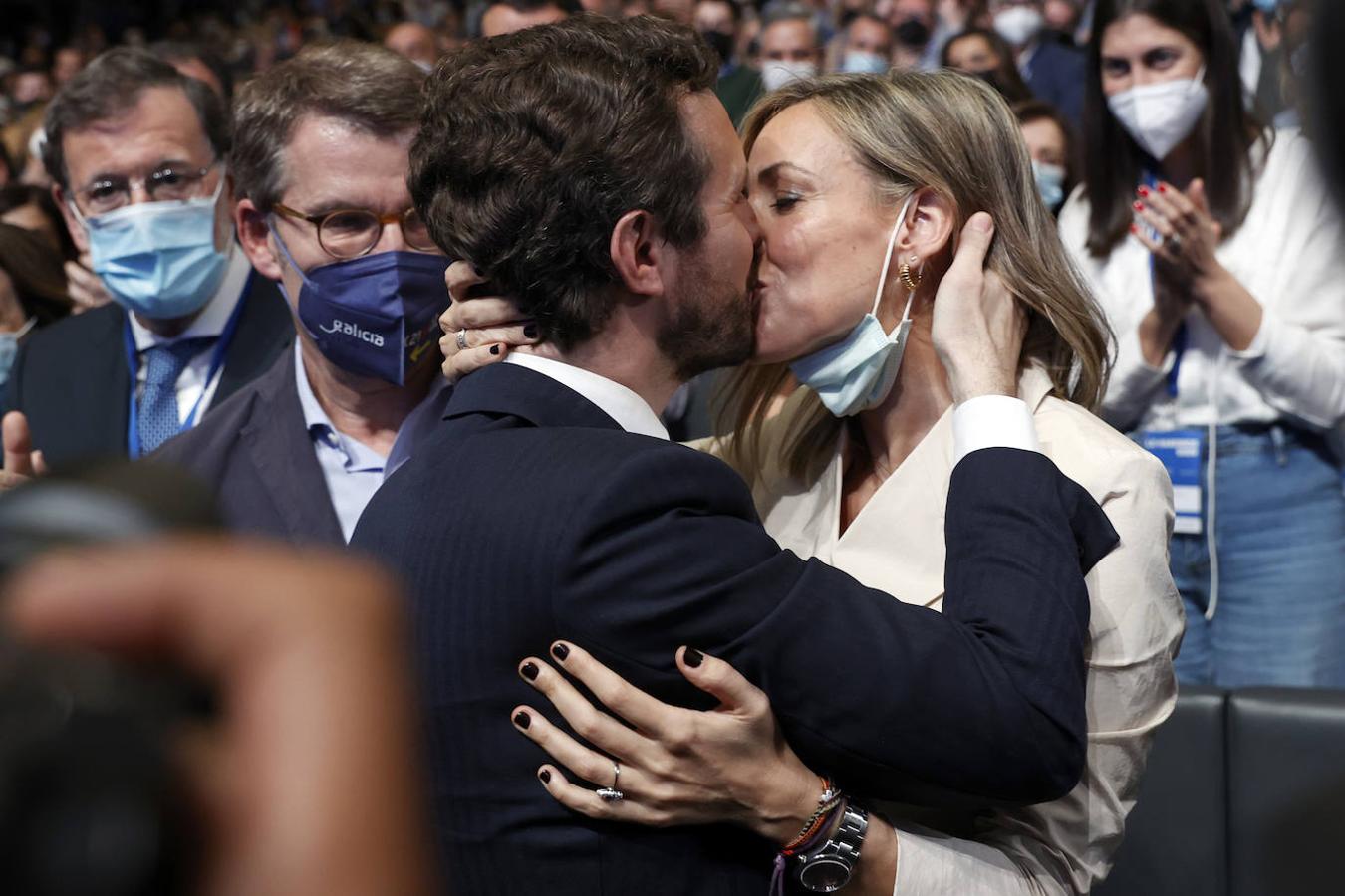 El presidente del Partido Popular, Pablo Casado, junto a su mujer tras finalizar su intervención. 