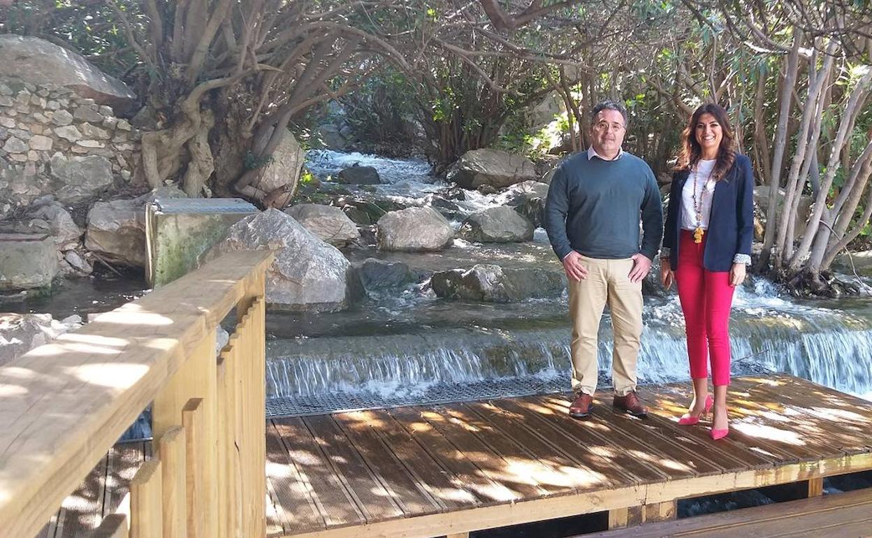 El alcalde de Istán, José Miguel Marín, y la delegada territorial de Turismo, Nuria Rodríguez.