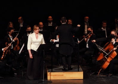 Imagen secundaria 1 - Autoridades asistentes el pregón, la Orquesta Sinfónica de Málaga, junto a la soprano María Lourdes Benítez, y Paloma Saborido. 