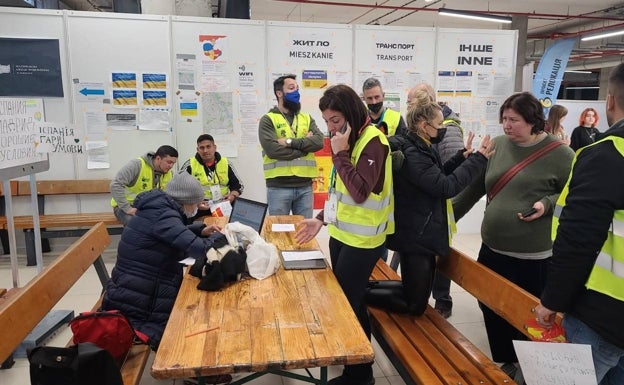 Imagen principal - Los taxistas regresarán a España con una treintena de refugiados. SUR