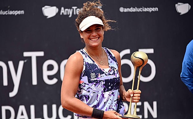 Mayar Sherif, con el trofeo de ganadora. 