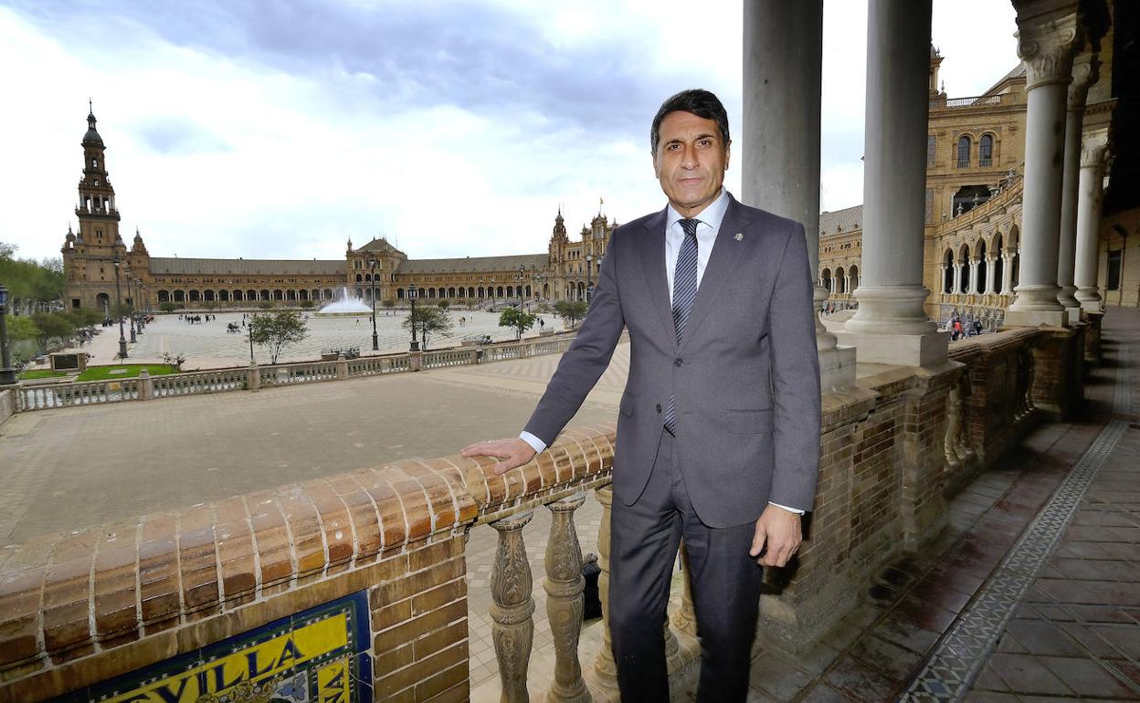 Pedro Fernández, en la Plaza de España de Sevilla, donde se encuentra la Delegación del Gobierno. 