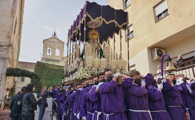 Refugio de los Ancianos saca el primer trono con palio de las vísperas. 