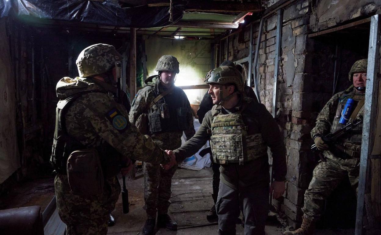 Volodímir Zelenski, durante una visita al frente de Donest.