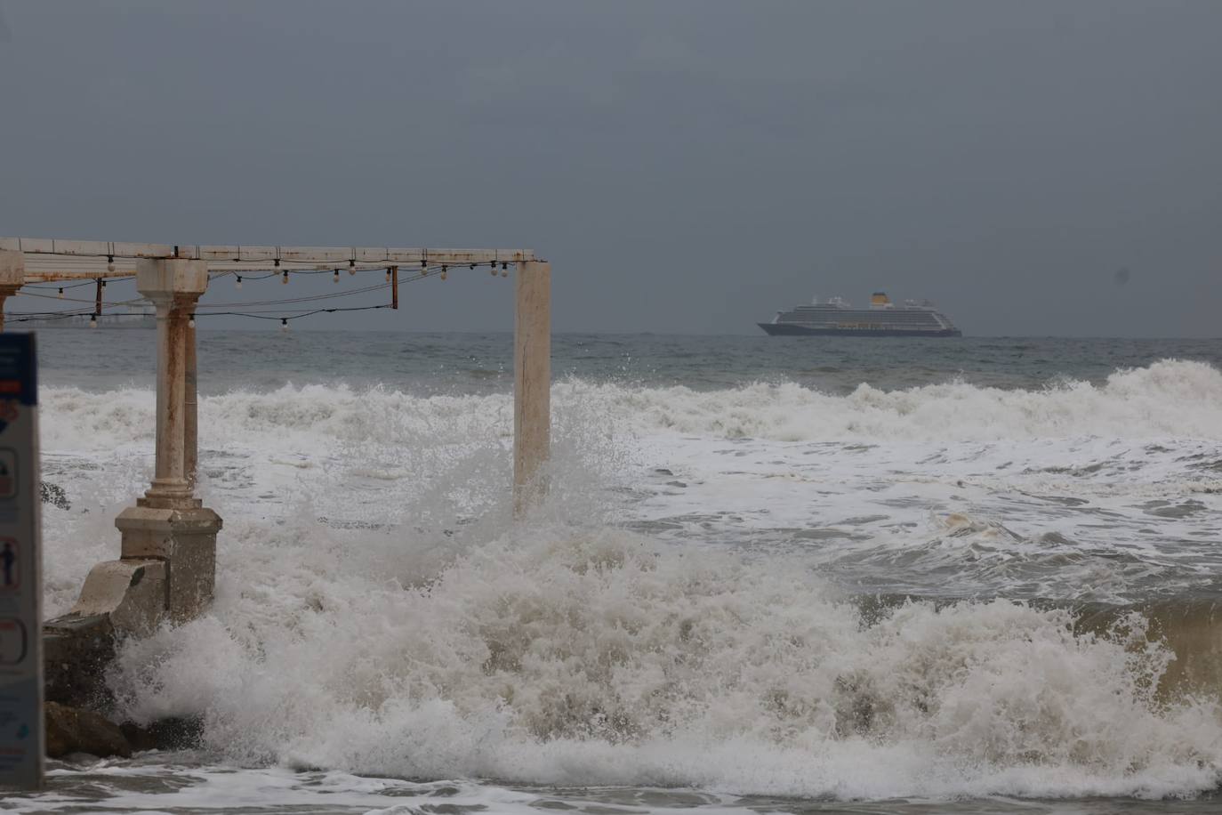 El fuerte oleaje agrava la pérdida de arena en el litoral de la provincia