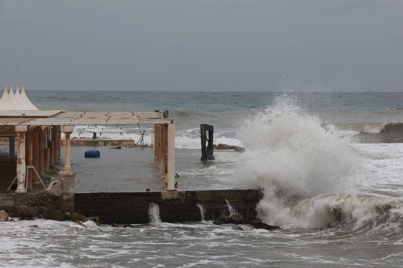 El fuerte oleaje agrava la pérdida de arena en el litoral de la provincia