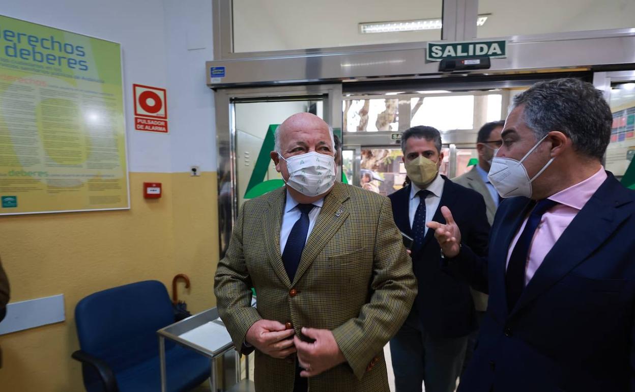 Aguirre, junto a Elías Bendodo, en su visita al centro de salud de El Palo.