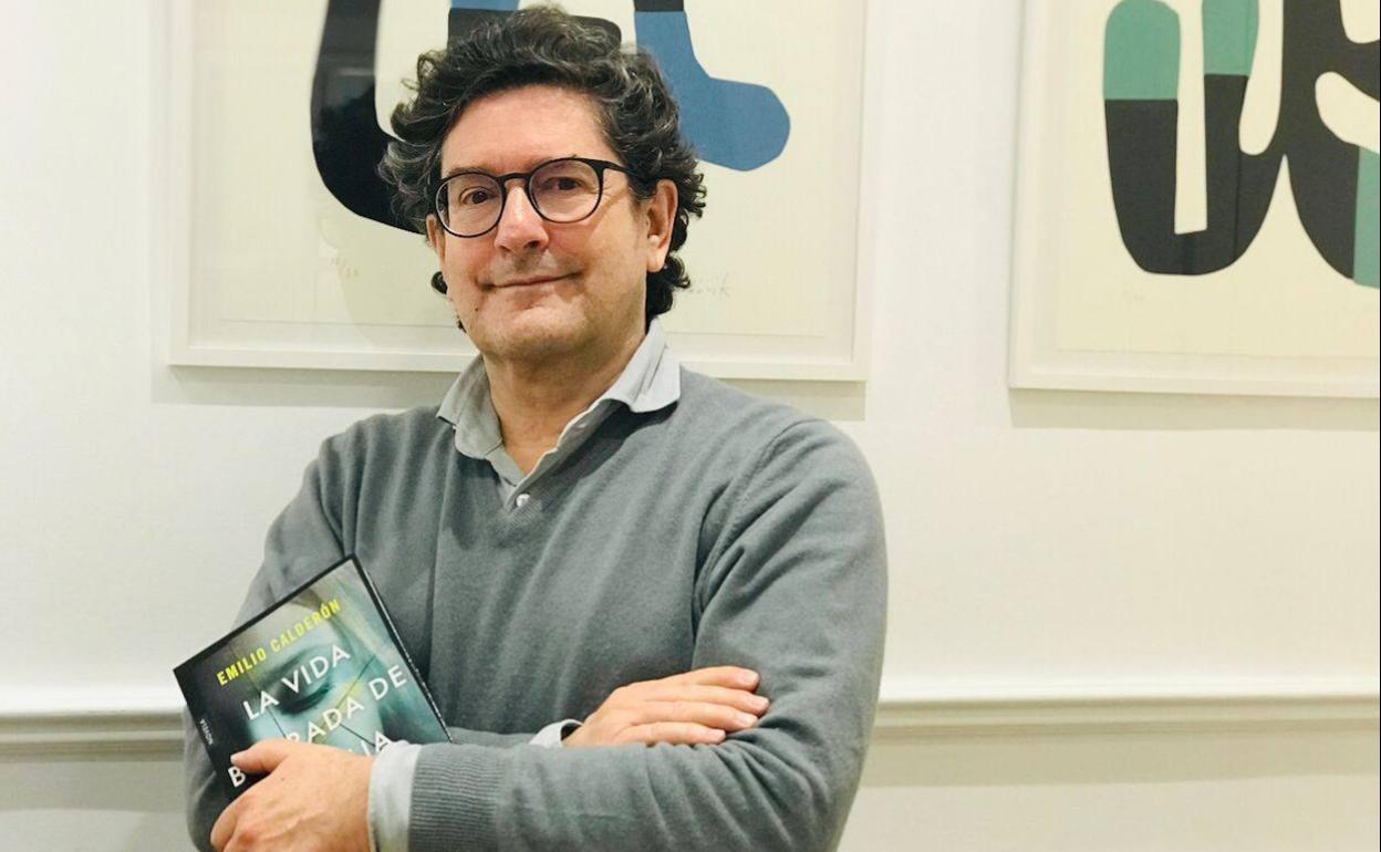 El escritor Emilio Calderón, con un ejemplar de su nueva novela. 