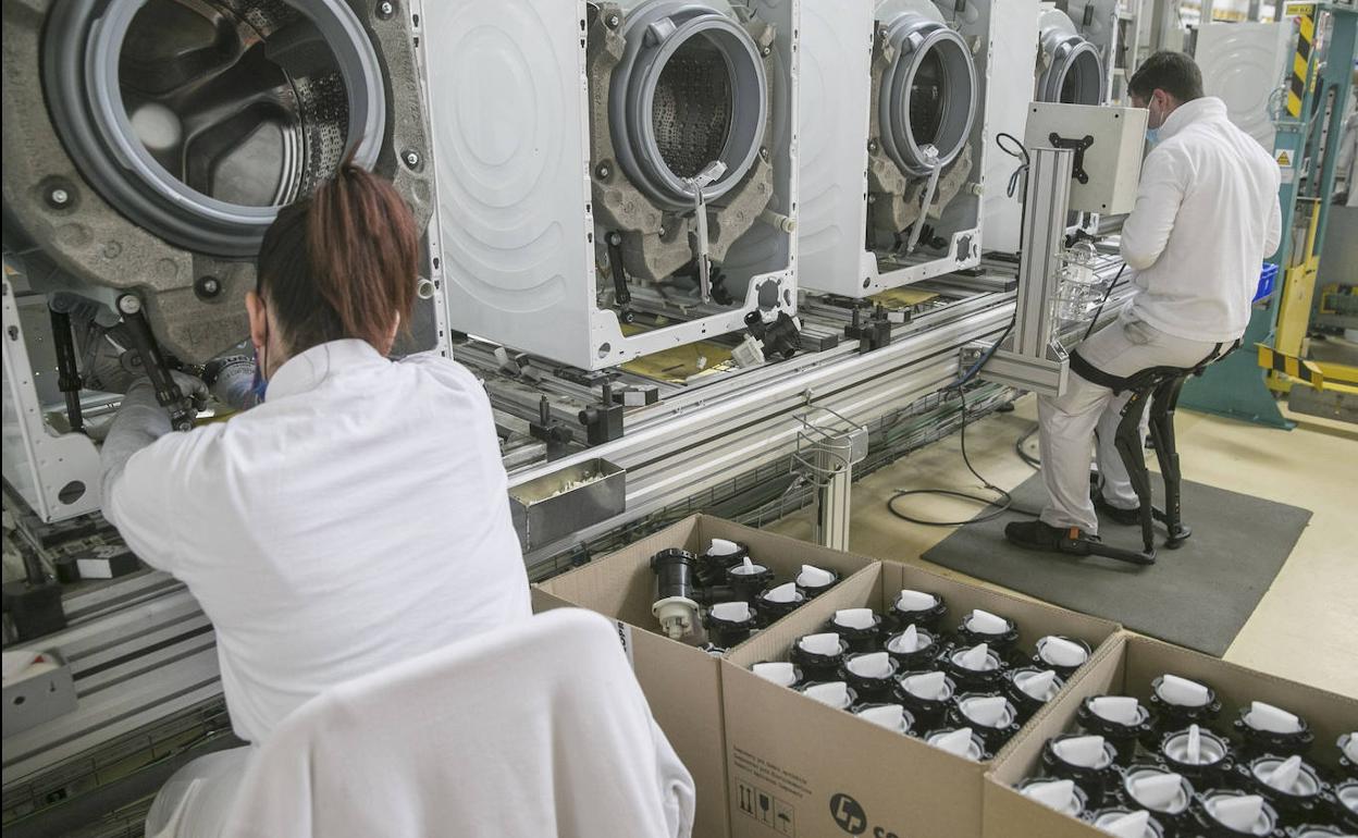 Trabajadores en una fábrica de lavadoras.