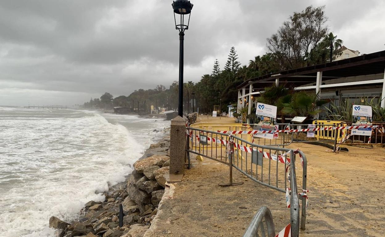 La playa de Casabalanca ha desaparecido en algunos tramos, afectando también al paseo marítimo. 
