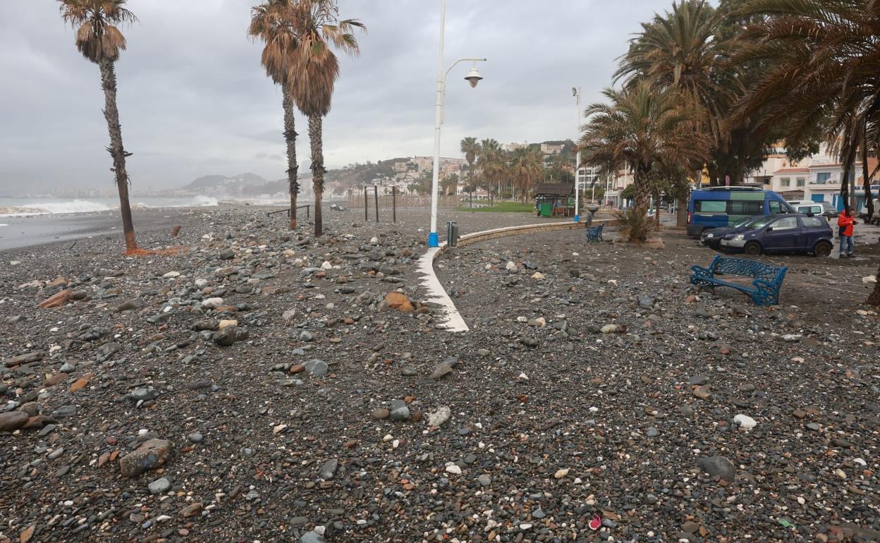 Estado en el que ha quedado parte del paseo marítimo de El Palo. 