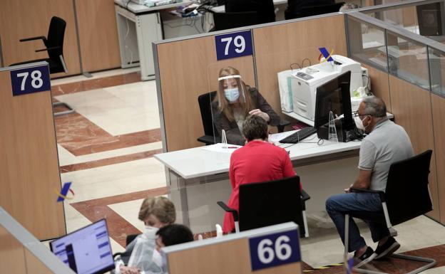 Ciudadanos haciendo la declaración de la renta en una oficina de la Agencia Tributaria. 