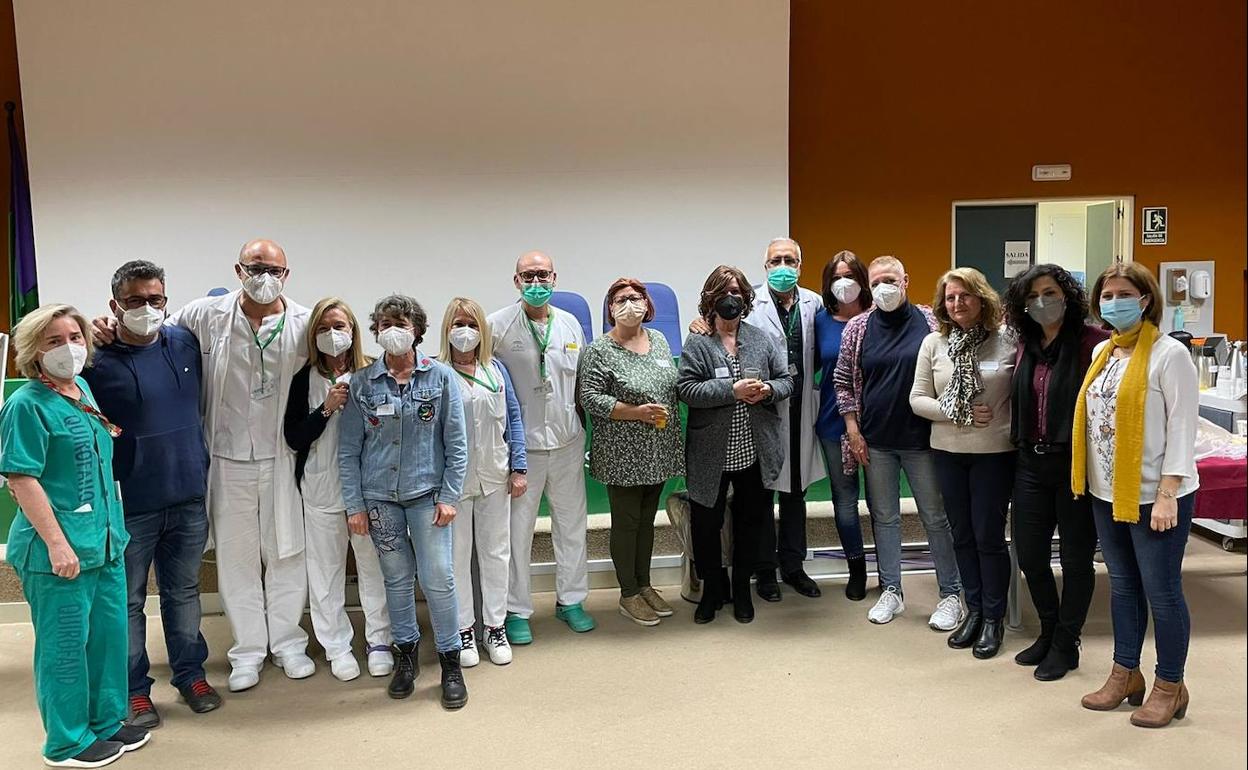 Pacientes y profesionales, en la escuela de la unidad de mama. 