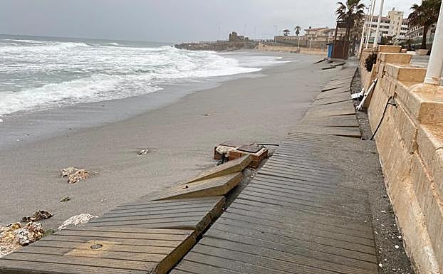 Así ha amanecido la playa La Torrecilla, en Nerja. 
