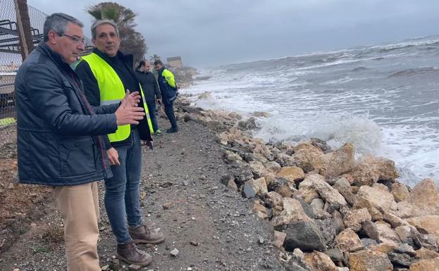 Imagen principal - Arriba, playa La Torrecilla, y abajo a la izquierda, playa El Chucho, ambas en Nerja. Abajo, a la derecha, la Caleta de Vélez.