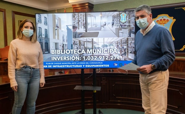 La concejala de Urbanismo, Nieves Atencia, y el alcalde nerjeño, José Alberto Armijo, en la presentación del proyecto. 