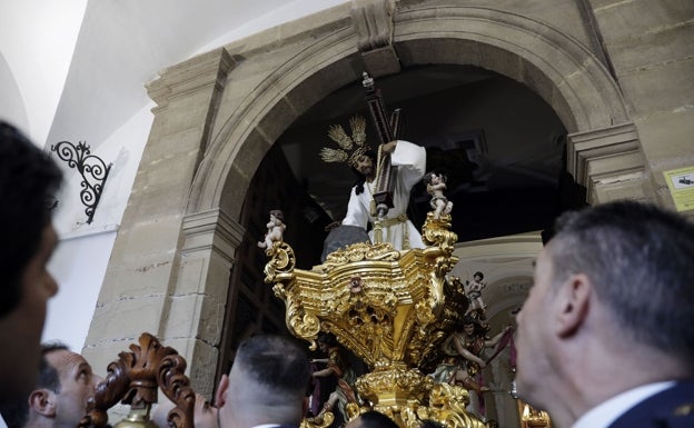 Jesús de la Misericordia, 'El Chiquito', ataviado con túnica blanca en su traslado de 2019. 