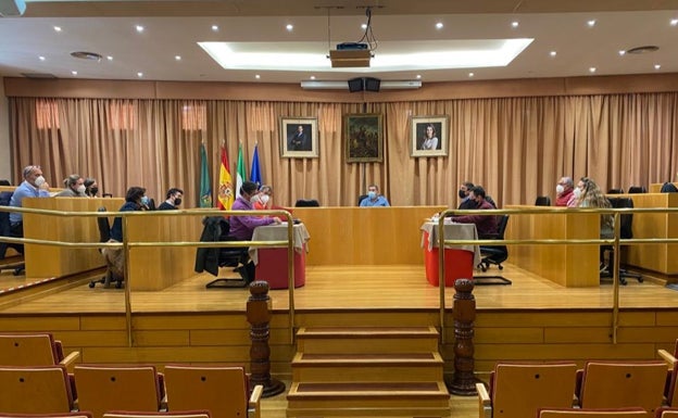 Imagen de la reunión de la comisión del PEPRI en el salón de plenos veleño. 